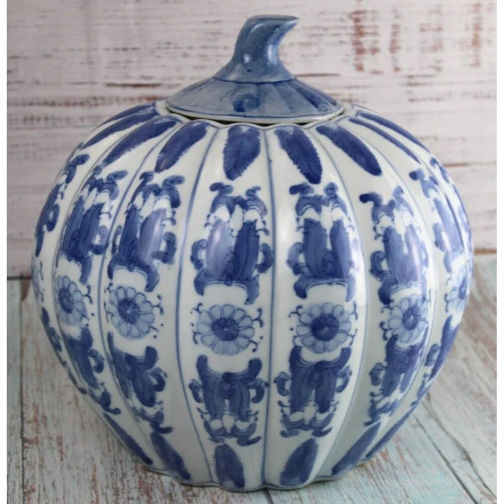 Vintage Chinese Blue White Porcelain Pumpkin Form Lidded Ginger Jar 10.5